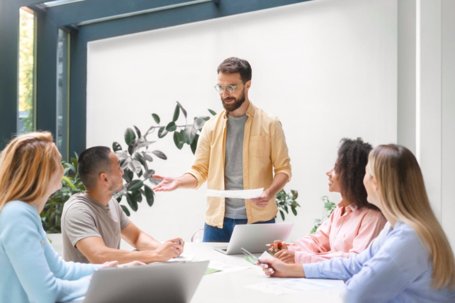 Moderne Startup-Arbeitsumgebung mit Finanzanalysedaten